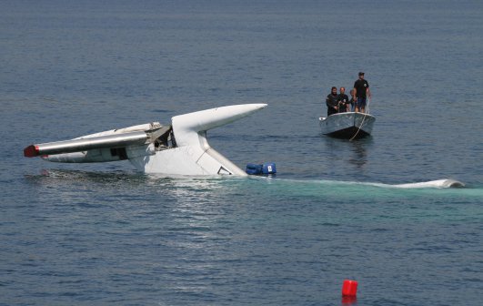 Потопиха самолета на бившия Първи