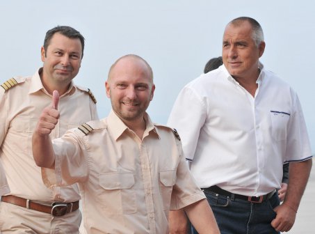 Бойко Борисов посрещна освободените български пилоти на Летище София