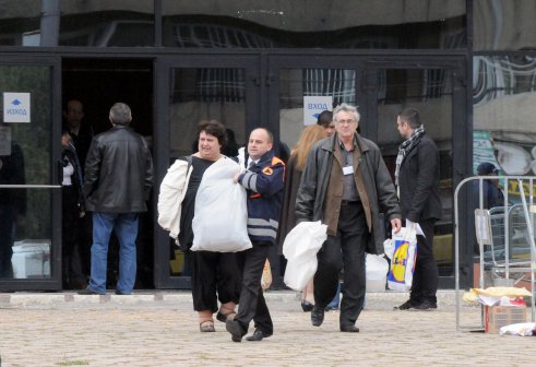 Огромни опашки пред Общинската избирателна комисия в София