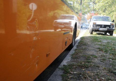 Автобус отнесе Тойота в центъра на София