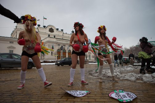 Голите украинки протестираха в центъра на София