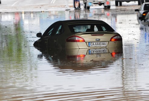 Пороят потопи двадесет автомобила в подлез на "България"