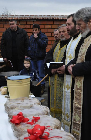 Цветанов раздава курбан за здраве в село Бисер