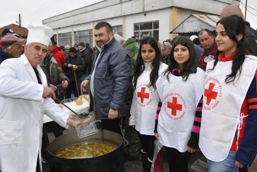Цветанов раздава курбан за здраве в село Бисер