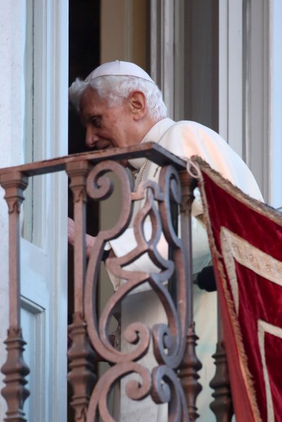 Папа Бенедикт ХVI напусна Ватикана
