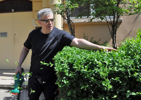 Министър Пенев подстрига храстите пред дома си