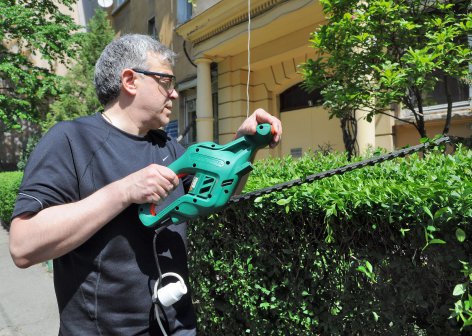 Министър Пенев подстрига храстите пред дома си
