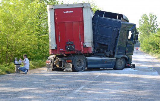 Румънски ТИР изхвърли трактор в нива край великотърновско село