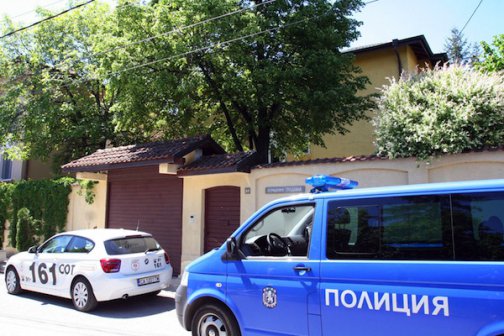 Въоръжен нахлу в къщата на Иван Костов
