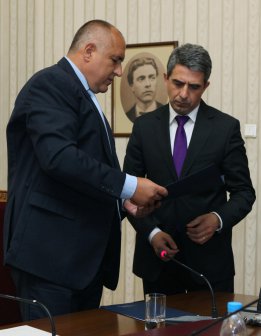 Борисов обяви кабинета и върна мандата