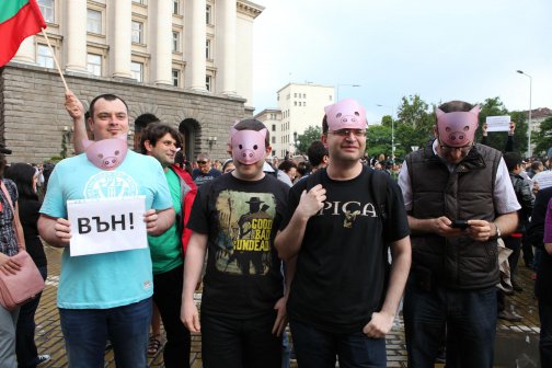 Хиляди недоволни граждани на протест срещу Пеевски
