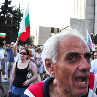 Протестиращите във Варна скандират срещу партиите