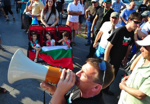 Протестиращите във Варна скандират срещу партиите