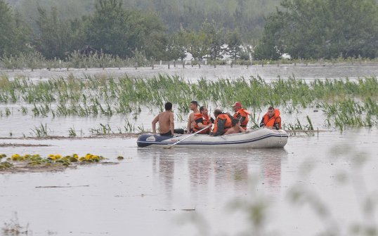 Спасиха с лодка възрастни хора при наводнение