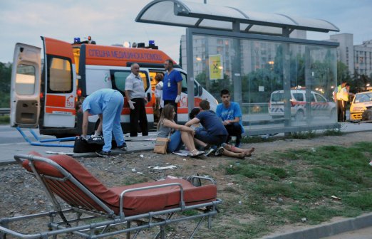 Такси помля 12 души на спирка на "Цариградско шосе"