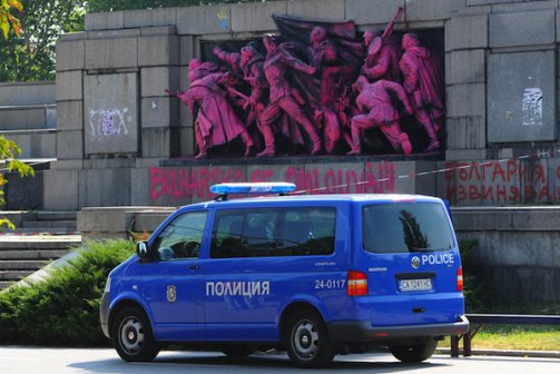 Паметника на Съветската армия осъмна в розово