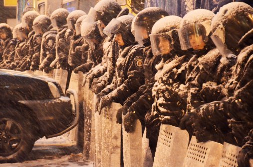 Протестиращите в Киев се подготвят за полицейски щурм