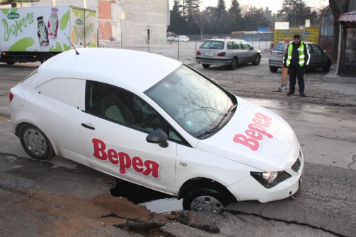 Автомобил пропадна в дупка във Велико Търново