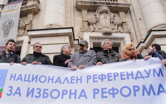 Георги Близнашки внесе в Народното събрание подписката за иницииране на референдум за изборна реформа