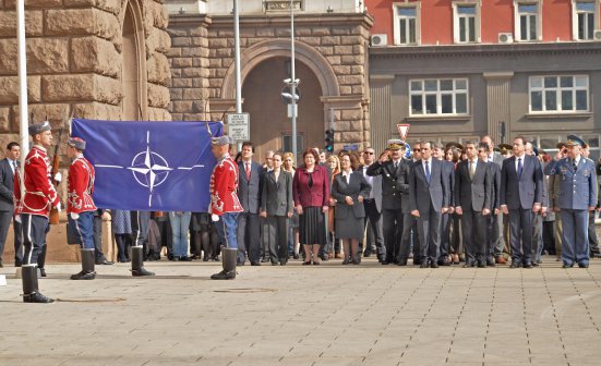Президент и премиер присъстваха на церемонията по издигане флага на НАТО
