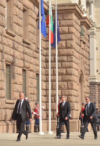 Президент и премиер присъстваха на церемонията по издигане флага на НАТО