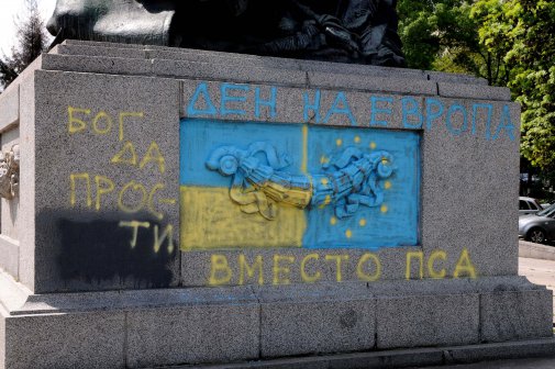 Паметникът на Съветската армия в Лозенец осъмна в цветовете на Украйна