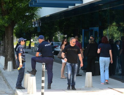 Полиция и прокуратура влязоха в сграда на бул. "Цар Борис III"