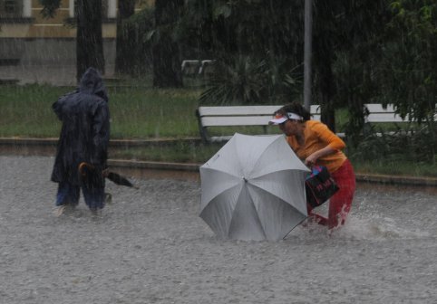 Пороен дъжд в Бургас превърна улиците в реки