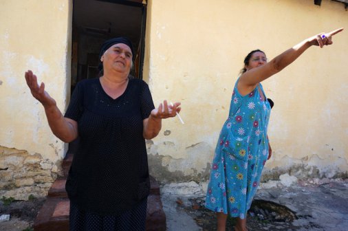 Роми плашат да се самозапалят, гонят ги от незаконните им къщи