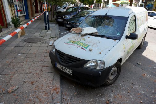 Част от сграда потроши автомобил във Варна