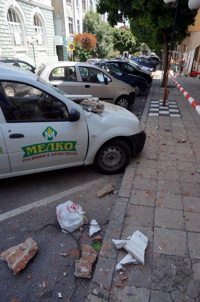 Част от сграда потроши автомобил във Варна
