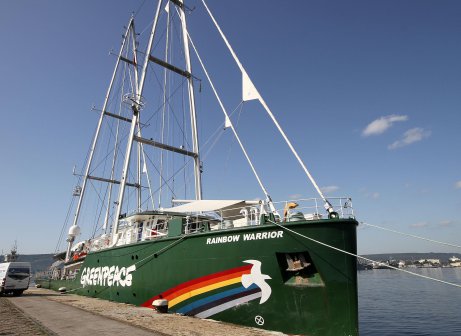 Ветроходен кораб на "Грийнпийс" е във Варна