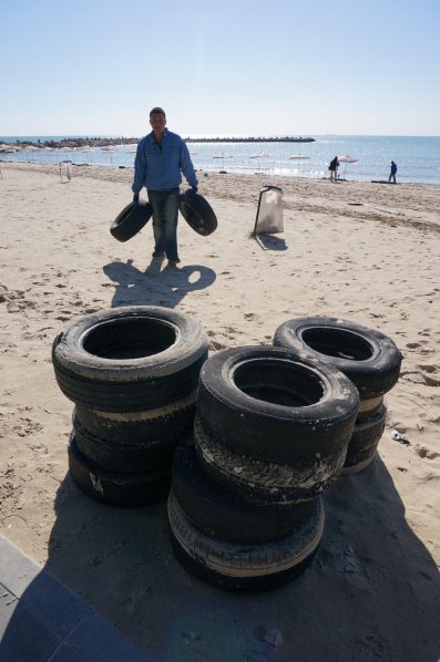 Десетки гуми покриха плаж във Варна
