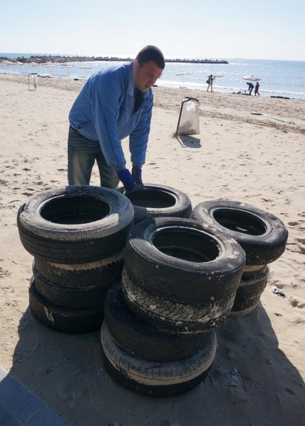 Десетки гуми покриха плаж във Варна