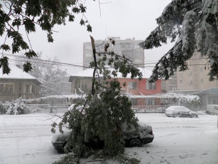 Снегът блокира движението във Велико Търново