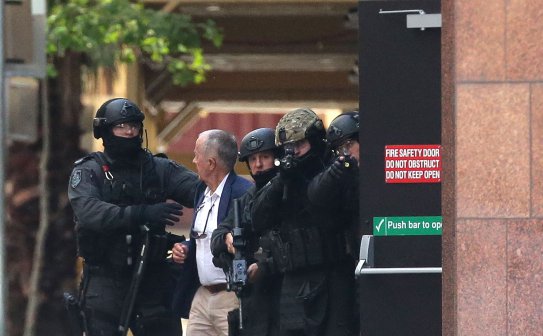 Ислямист държи заложници в кафене в Сидни