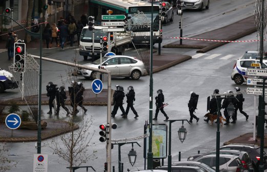 Кървава развръзка на заложническите драми във Франция