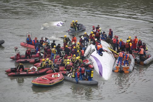 Вижте снимки от издирването на жертвите на тайванския самолет