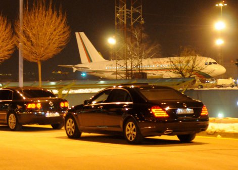 Самолетът на Борисов кацна аварийно в София