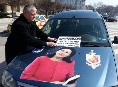 Росен Марков залепи вътрешния министър на колата си