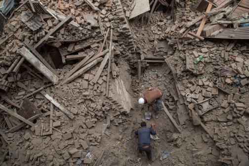 Броят на жертвите от земетресението в Непал расте, десетки вторични трусове