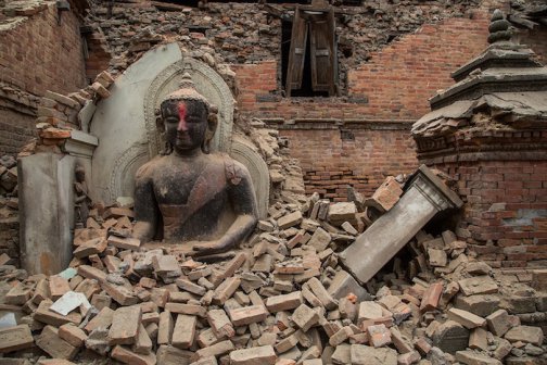 Броят на жертвите от земетресението в Непал расте, десетки вторични трусове