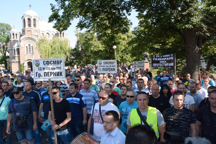 Служители на МВР направиха протестно шествие в центъра на София