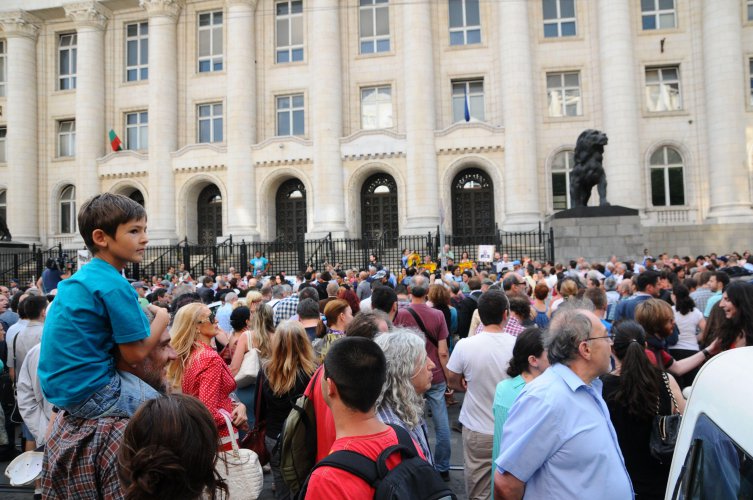 Стотици искат оставката на Цацаров пред Съдебната палата