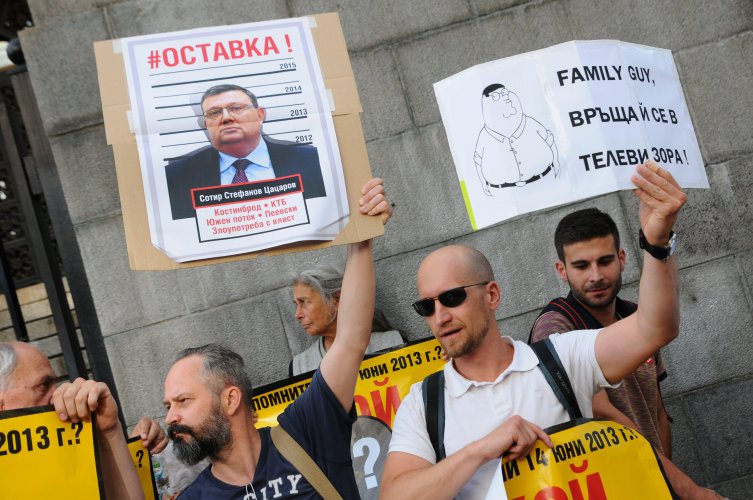 Стотици искат оставката на Цацаров пред Съдебната палата