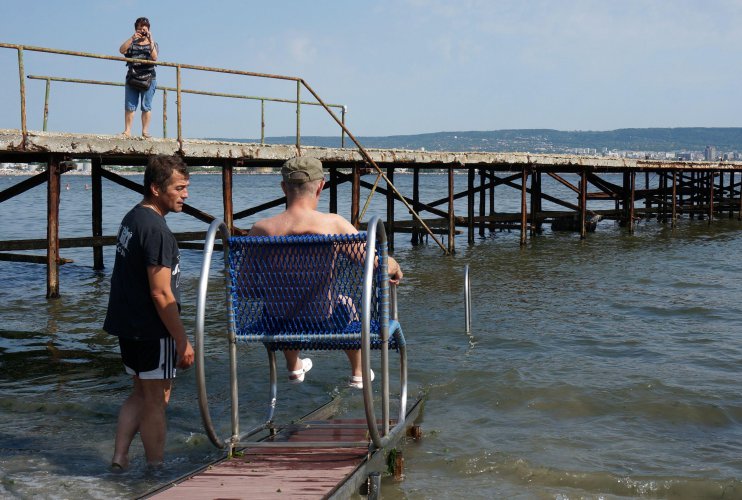 Заработи уникална за България рампа за инвалиди към морето