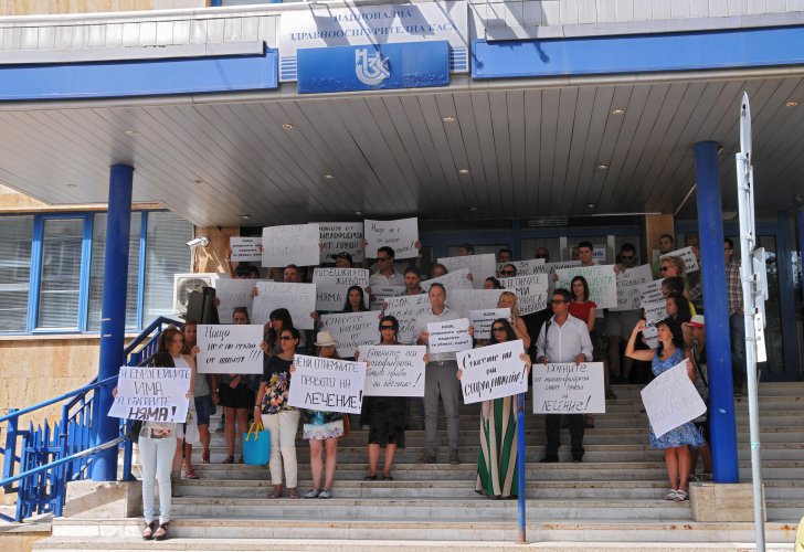 Роднини на болни от миелофиброза протестират мълчаливо пред Здравната каса