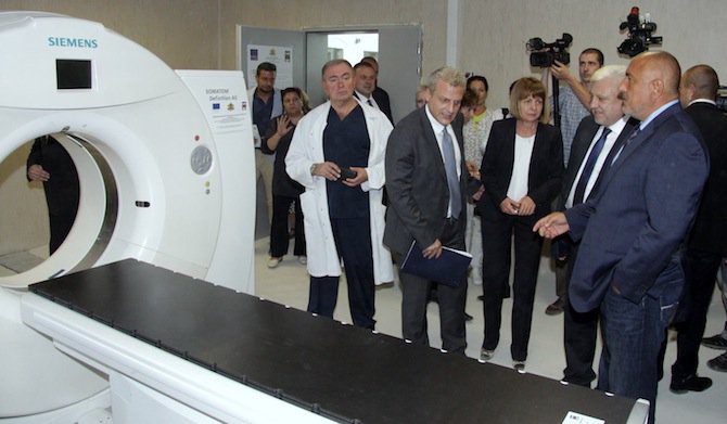 Борисов и министърът на здравеопазването в онкологичната болница в София