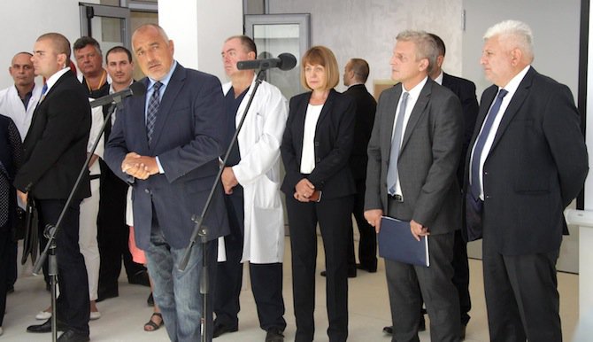 Борисов и министърът на здравеопазването в онкологичната болница в София