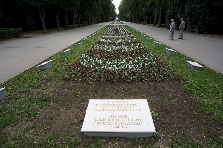 Алеята на Възраждането в Морската градина на Варна вече е с нови паметни плочи
